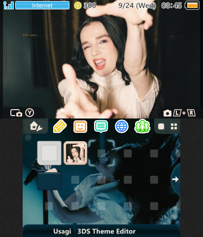 Poppy holding ur 3ds games